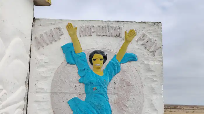 Остановка с барельефом "Мир народам" в районе села Восточное, Костанайская область