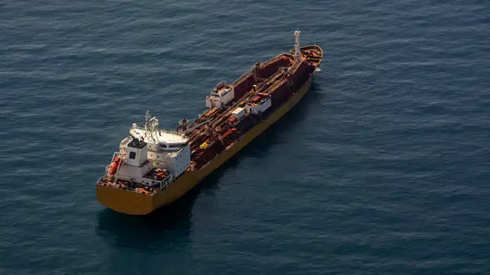 Два нефтяных танкера были атакованы дронами возле терминала Каспийского трубопроводного консорциума (КТК), который обеспечивает значительную часть экспорта нефти из Казахстана. Инцидент произошел во вторник и вызывает обеспокоенность по поводу безопасност {city2}