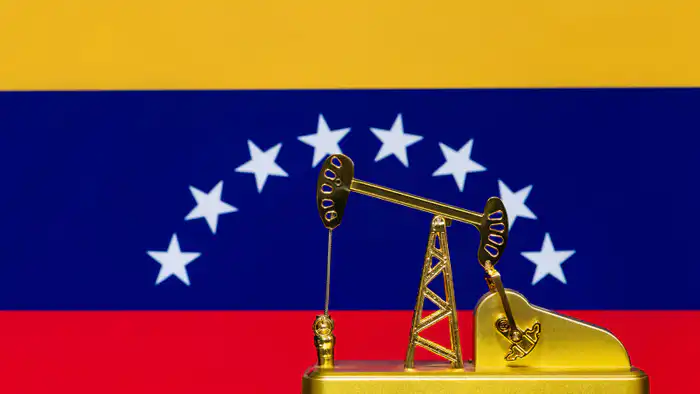 Венесуэла передаст США нефть на сумму до 2 миллиардов долларов, сообщает Дональд Трамп {city2}