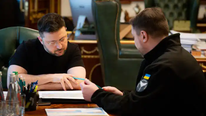 Зеленский: Буданову предложено кресло главы офиса президента {city2}