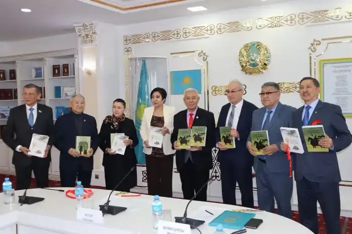 В Национальной академической библиотеке презентованы новые книги Жолтая Әлмашұлы (4)