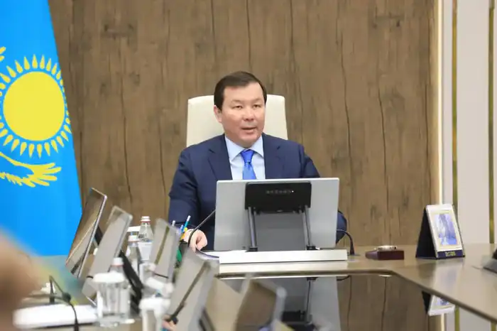 Обсуждение важности участия государственных органов в разъяснении новой Конституции Казахстана на заседании актива в акимате {city2}