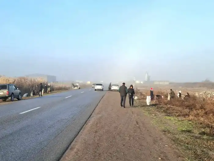 В Жетысайском районе активизируются усилия по санитарной очистке и благоустройству с участием местных коммунальных служб, учреждений и волонтеров. {city2}