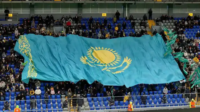 Масштабную патриотическую акцию в поддержку конституционных реформ провели во время футбольного матча в Астане (2)