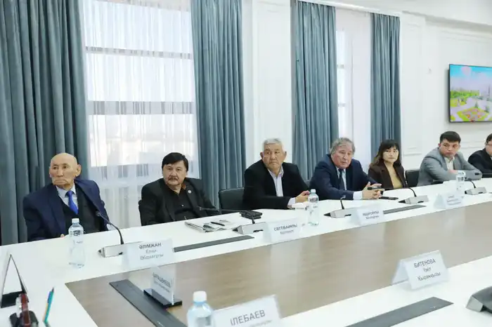 Мост между идеями: Ербол Карашукеев и творческая интеллигенция обсуждают новую Конституцию Казахстана {city2}