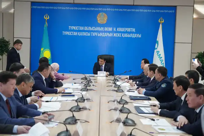 Аким Туркестанской области выслушал обращения граждан на 7-часовой встрече {city2}