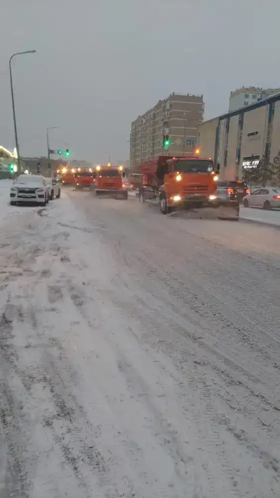 В Астане продолжается борьба с последствиями снегопада: коммунальные службы обеспечивают безопасность на дорогах {city2}