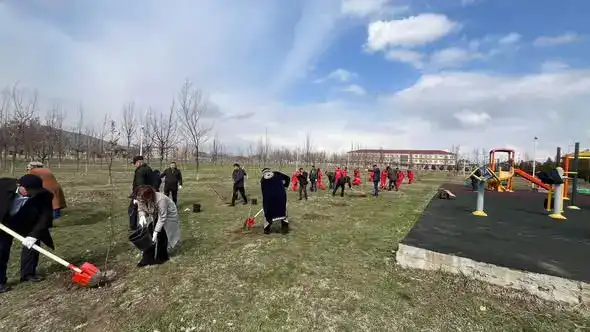 "ТАЗА ҚАЗАҚСТАН": НА СУББОТНИКЕ В ТЮЛЬКУБАСЕ ПРИНЯЛИ УЧАСТИЕ ОКОЛО 500 ЖИТЕЛЕЙ (4)