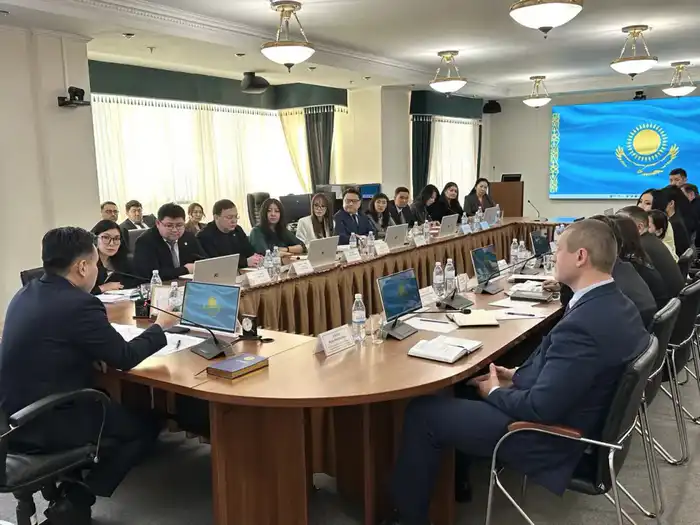 Встреча в Минтруде: инклюзивная политика и эксперты {city2}