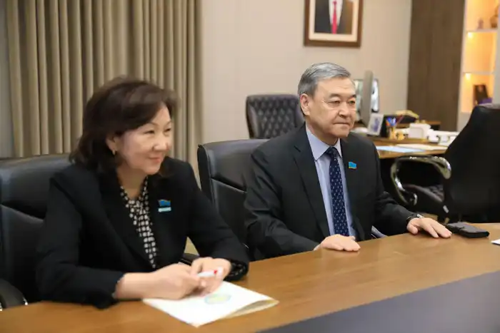 Сенаторы Бауыржан Каниев и Амангельды Нугманов обсудили новую Конституцию с акимом Асхатом Шахаровым {city2}