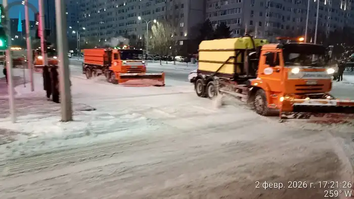 В Астане продолжается уборка снега: задействованы почти 1 300 единиц спецтехники (6)