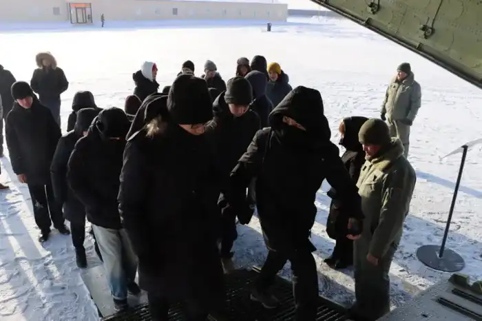 Будущие защитники Отечества ознакомились с деятельностью авиационной базы Национальной гвардии (5)