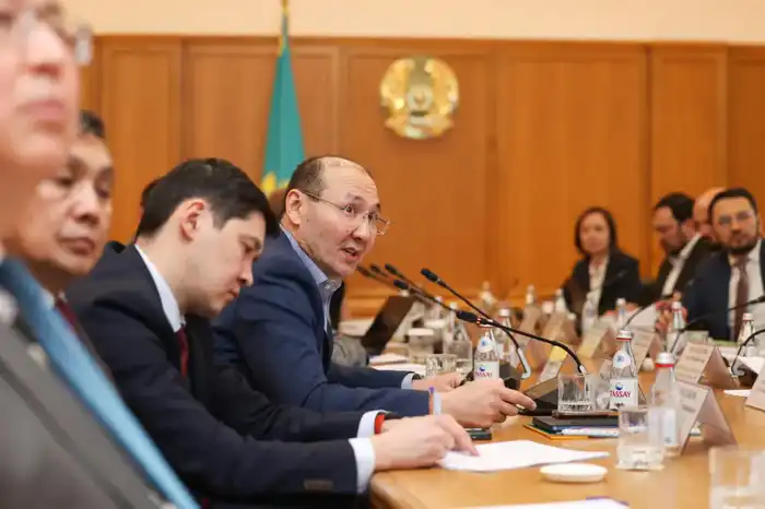 Развитие рынка ценных бумаг в Казахстане обсуждение на круглом столе {city2}