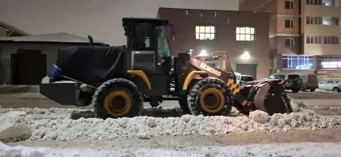 Снегоуборочные работы в Астане 2000 единиц спецтехники 3101 дорожный рабочий {city2}