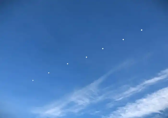 Смелые шаги в небесах: 196 солдат срочной службы сделали свои первые прыжки с парашютом {city2}