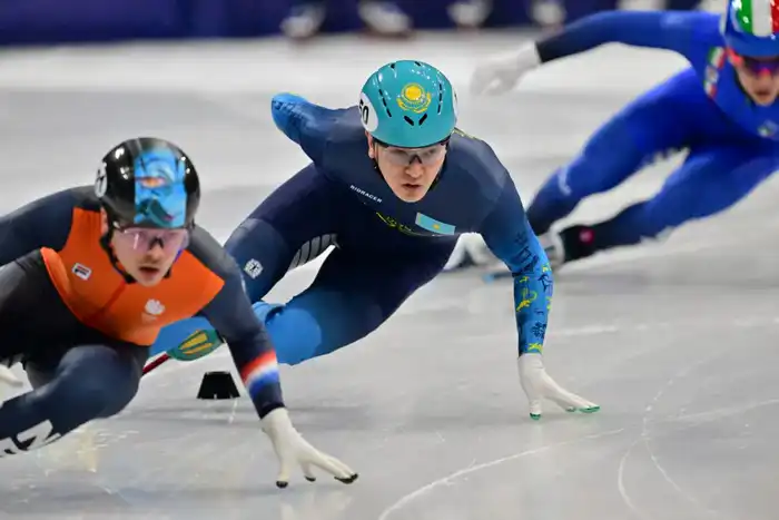 Абзал Ажгалиев завершает четвёртое выступление на зимней Олимпиаде, занимая пятое место в четвертьфинале шорт-трека {city2}