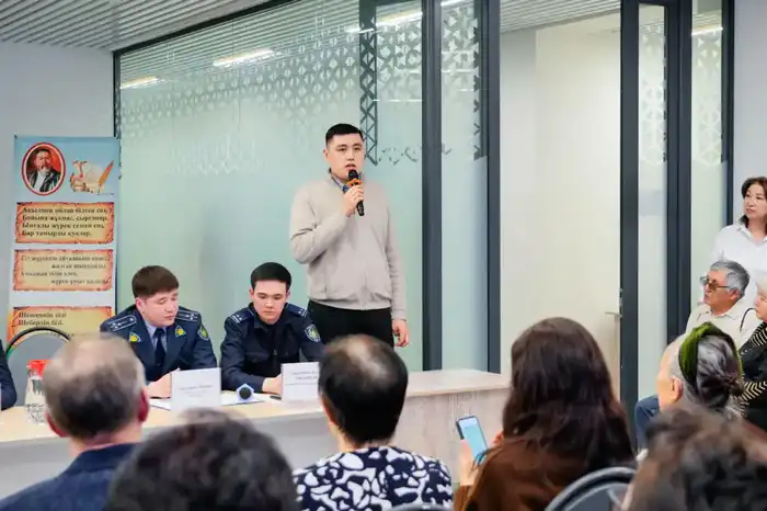 Как не стать жертвами мошенников: разъяснительное мероприятие для пенсионеров организовали в Астане (6)