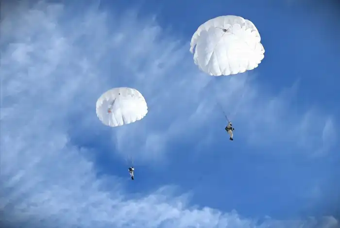 Первые прыжки выполнены: 196 солдат срочной службы десантировались с парашютом (9)