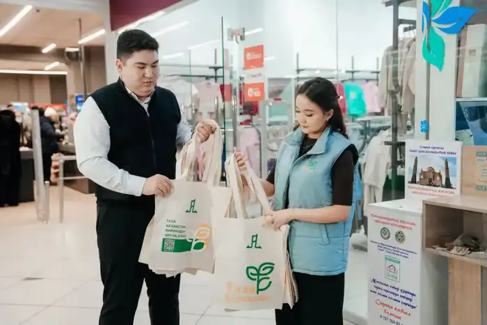 В Абайской области прошла акция по популяризации многоразовых шопперов и сокращению использования полиэтиленовых пакетов {city2}