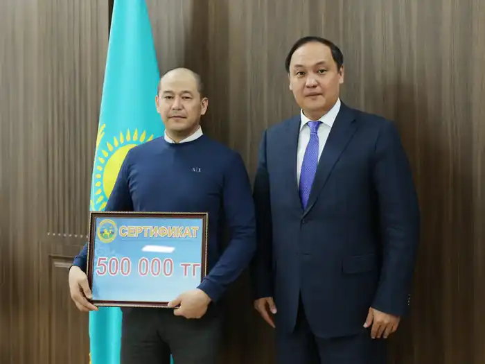 Ербол Карашукеев наградил жителя Тараза, спасшего 13-летнюю девочку (3)