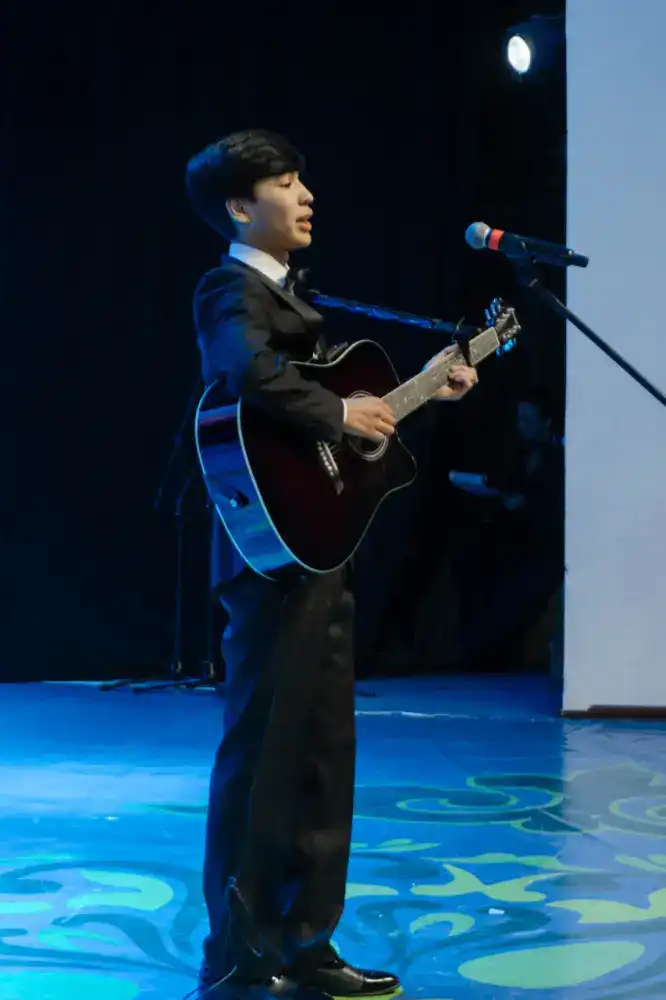 95-летие Мукагали Макатаева: в Жетісу организовали певческий конкурс на стихи поэта и представили биографический моноспектакль (3)