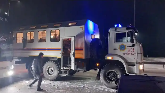 Спасатели МЧС Казахстана за прошедшие семь суток из снежных заносов спасли и эвакуировали 96 человек (2)