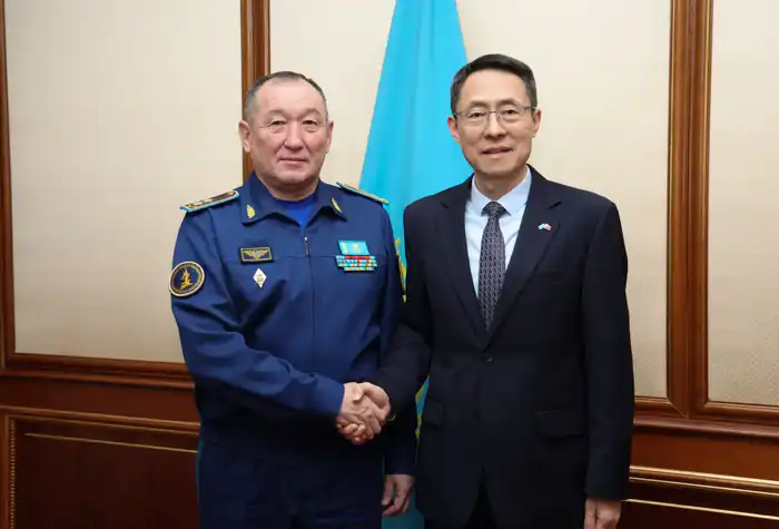 На перекрестке дружбы: министр обороны Казахстана и посол Китая обсудили военное сотрудничество {city2}
