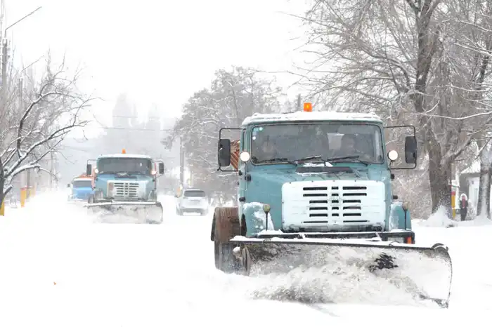 Ербол Карашукеев проинспектировал ход работ по очистке улиц Тараза от снега (7)