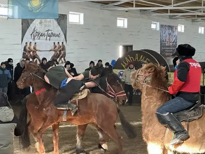 В Карагандинской области около 100 батыров-всадников боролись за победу на турнире по аударыспаку (2)