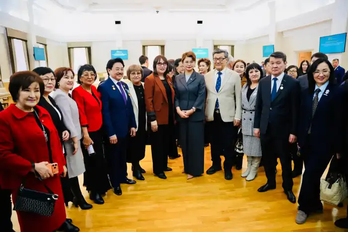 В Уральске представители Общенациональной коалиции обсуждают проект новой Конституции с интеллигенцией и гражданским обществом {city2}