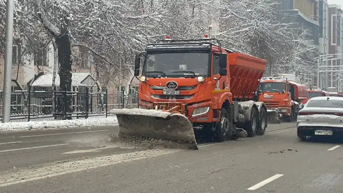 Алматы в снежной битве: 4050 рабочих и 1250 единиц техники вновь на страже чистоты улиц {city2}