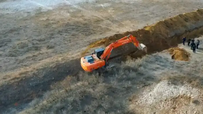 Работы по восстановлению канала для обеспечения водой домашних хозяйств Таласского района ведутся в Жамбылской области (4)