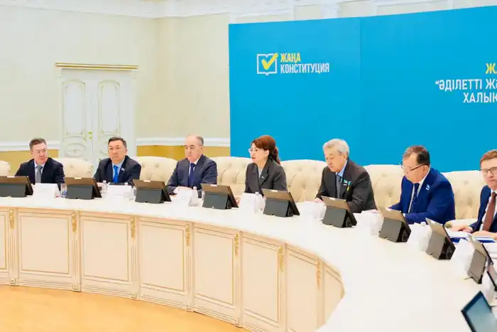 В Уральске представители Общенациональной коалиции обсудили проект новой Конституции с интеллигенцией и гражданским обществом (4)