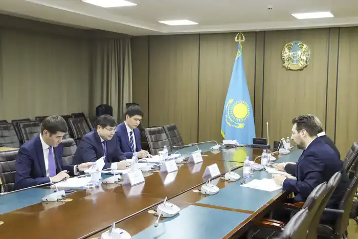 В Алматы состоялась встреча министра финансов РК Мади Такиева с управляющим директором ЕБРР Хусейном Озханом {city2}