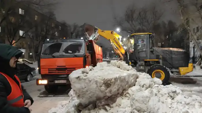 Почти 2 000 единиц спецтехники задействовано в снегоуборочных работах в Астане (5)