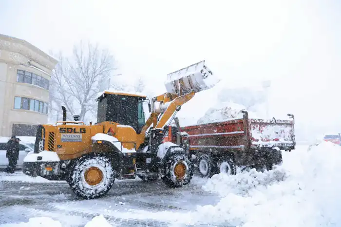 Ербол Карашукеев оценивает международные стандарты уборки снега в Таразе {city2}