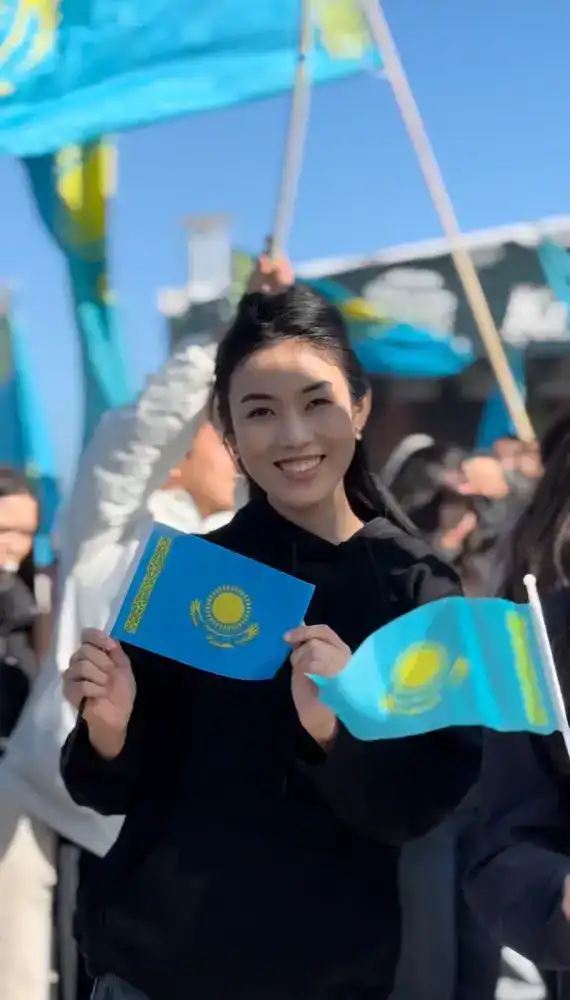 Молодежь Казахстана объединяется в патриотическом флешмобе на Кок-Тобе {city2}