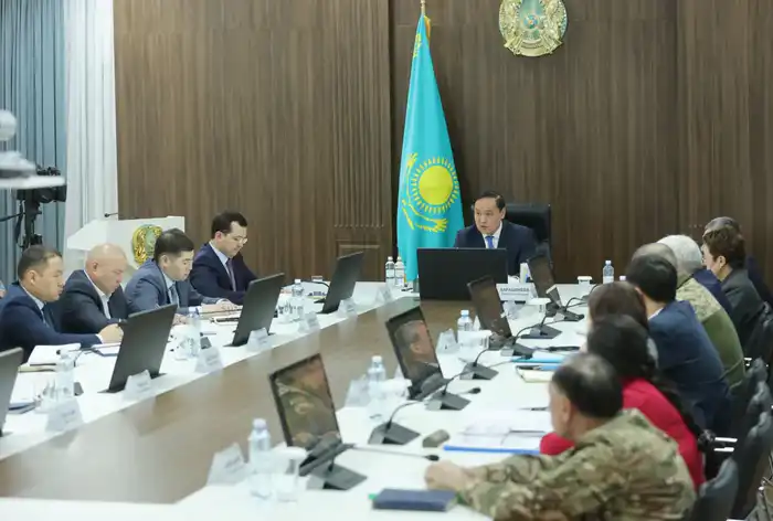 Собрание оперативного штаба в Жамбылской области: меры по противодействию сильному снегопаду {city2}