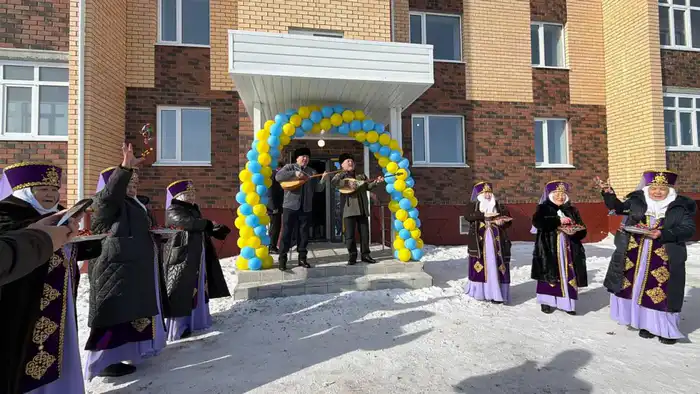 Ключи от новых квартир вручили жителям г. Макинска (2)