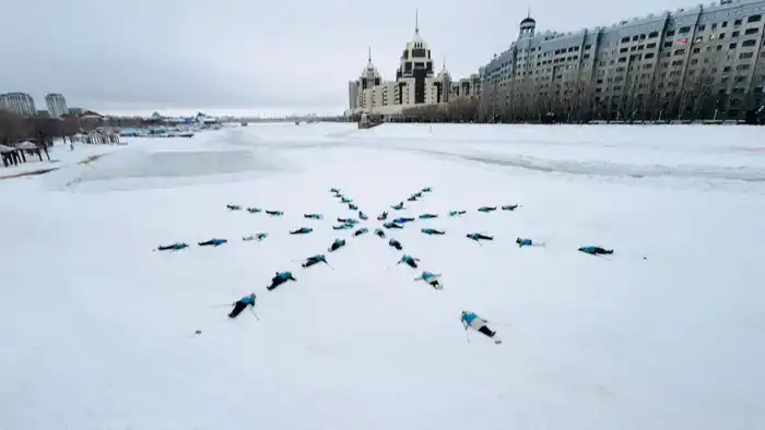«Снежинка»: пенсионеры Астаны шагнули к здоровью на открытом уроке скандинавской ходьбы {city2}