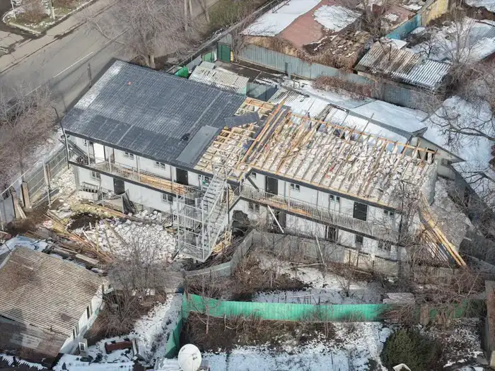 В Алматы этаж жилого дома снесли по решению суда (3)