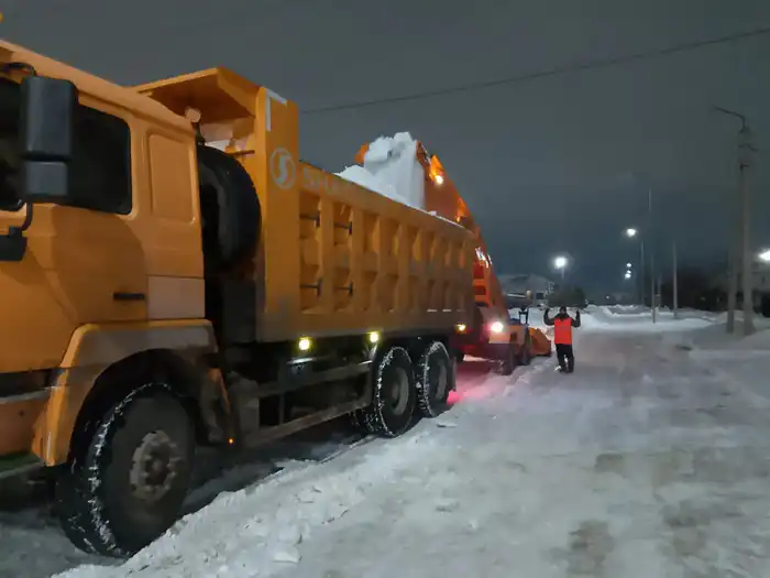 1700 единиц спецтехники вышли на уборку снега в Астане ночью (5)