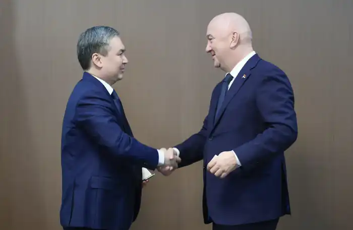 Нагаспаев и Попович обсудили экономическое сотрудничество {city2}