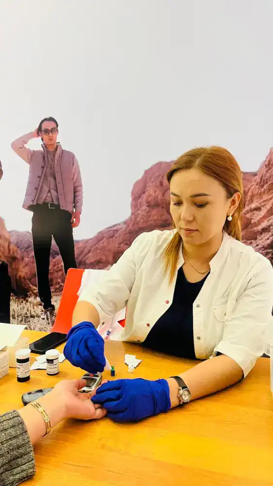 Островок здоровья: В торговом центре проведен бесплатный анализ крови (7)