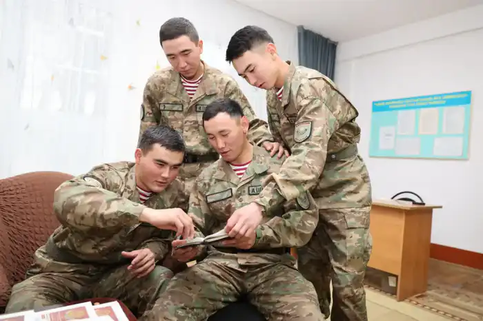 Мастер пера: поэтическое вдохновение молодого автора пробудилось в рядах Национальной гвардии (3)