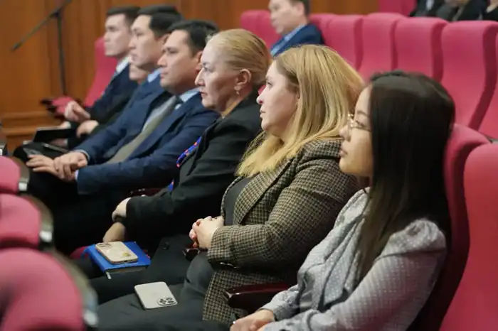 Госслужащие на круглом столе: социальные гарантии под микроскопом! {city2}