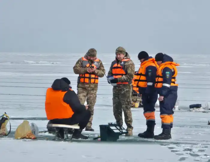 Сотрудники Департамента по ЧС предупреждают о безопасности на водоёмах зимой в Казахстане {city2}