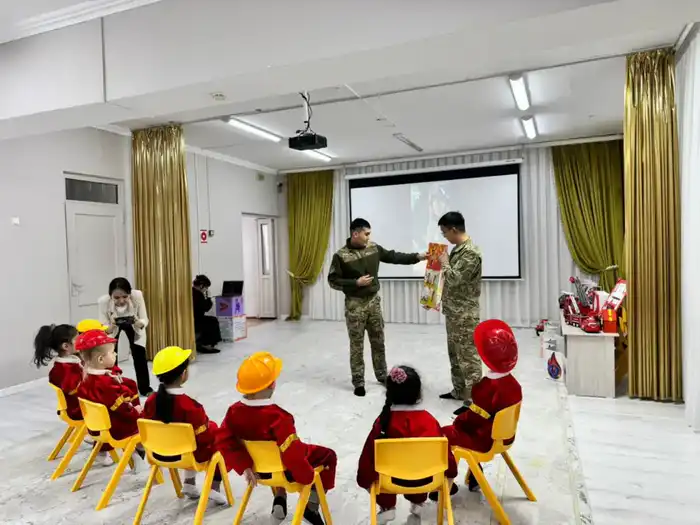 Дети учатся правилам безопасности вместе с МЧС (4)