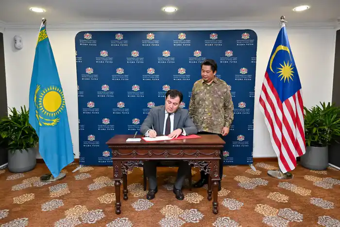 Укрепление двусторонних отношений между Казахстаном и Малайзией через политическое и экономическое сотрудничество {city2}