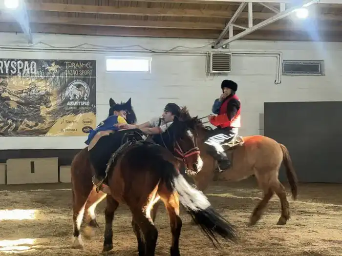 В Карагандинской области около 100 батыров-всадников боролись за победу на турнире по аударыспаку (4)